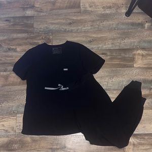 Black Figs scrub set